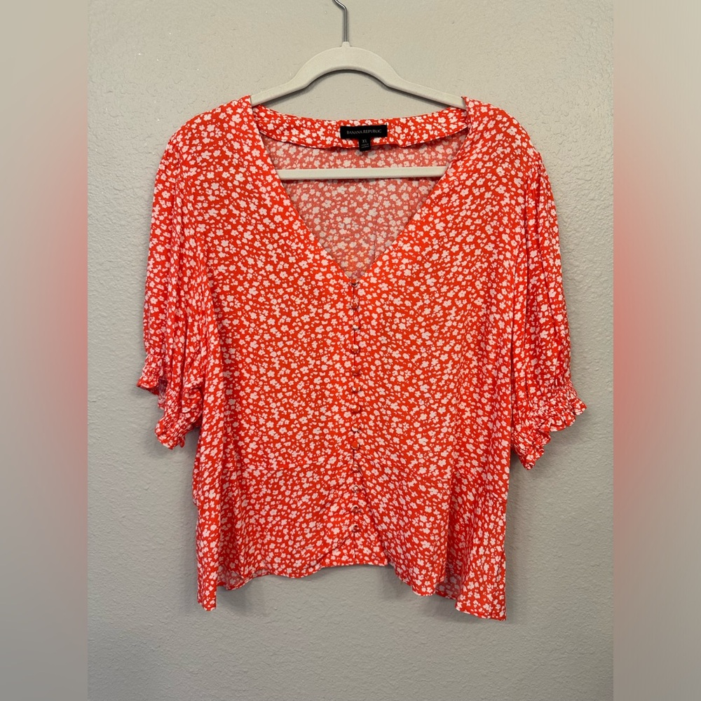 Floral blouse with V-neck and button details, Banana Republic. Coral color, XL.